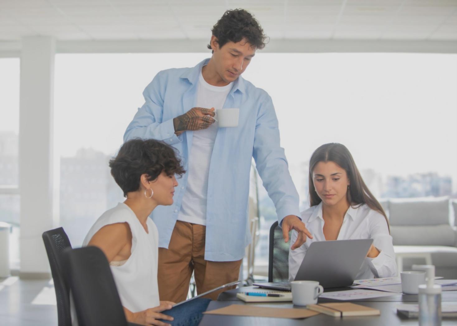Organisation des finances familiales avec documents et calculatrice