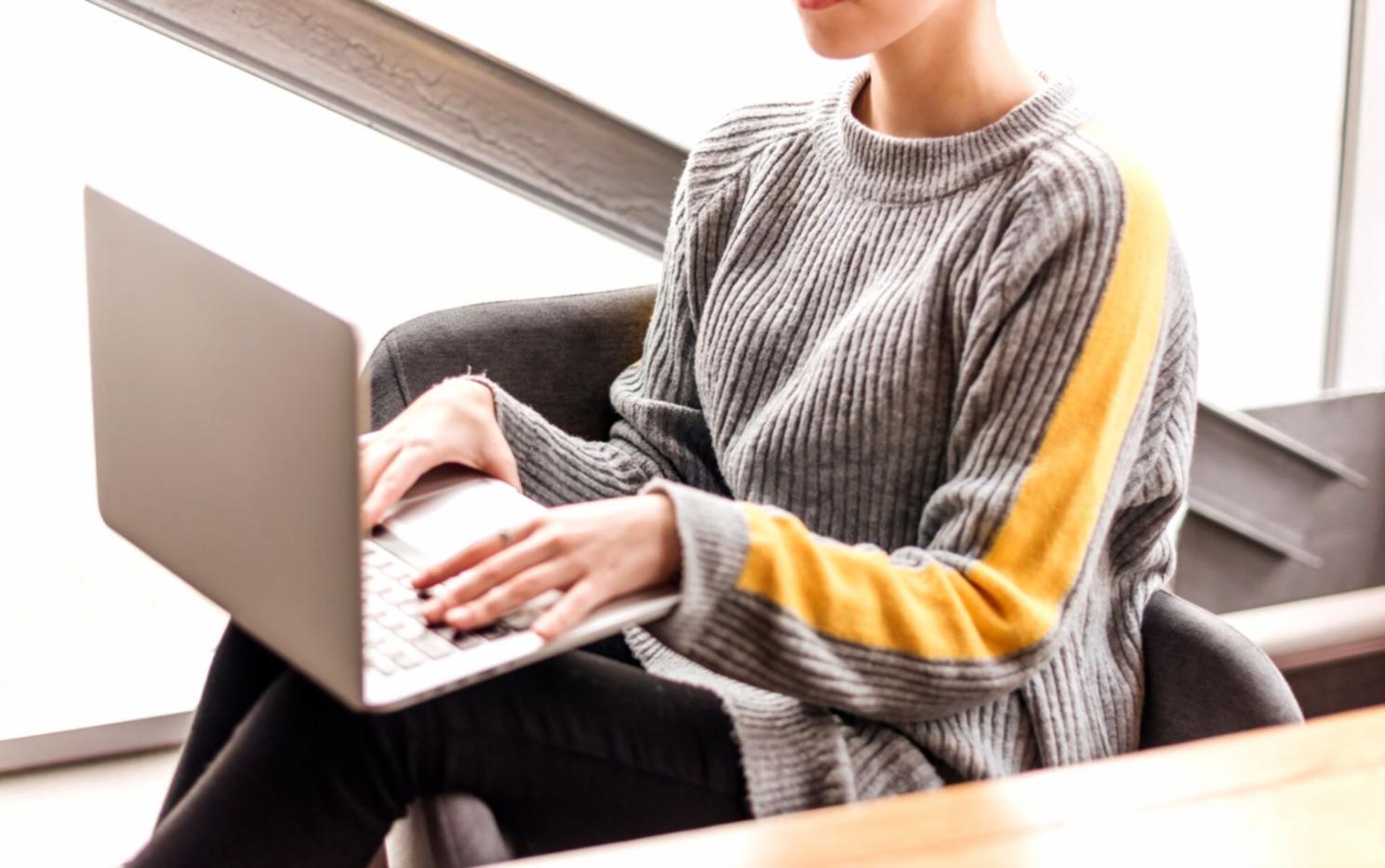 Espace de formation moderne avec tableaux et matériel pédagogique