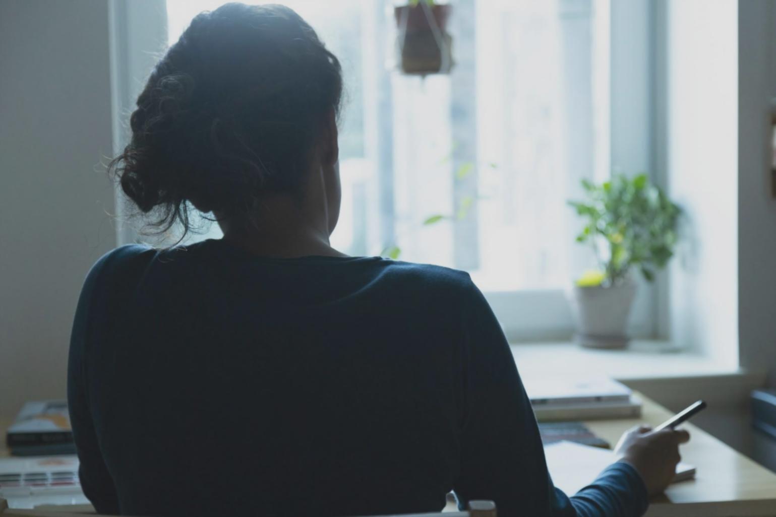 Personne travaillant sur ses finances personnelles avec calculatrice et documents